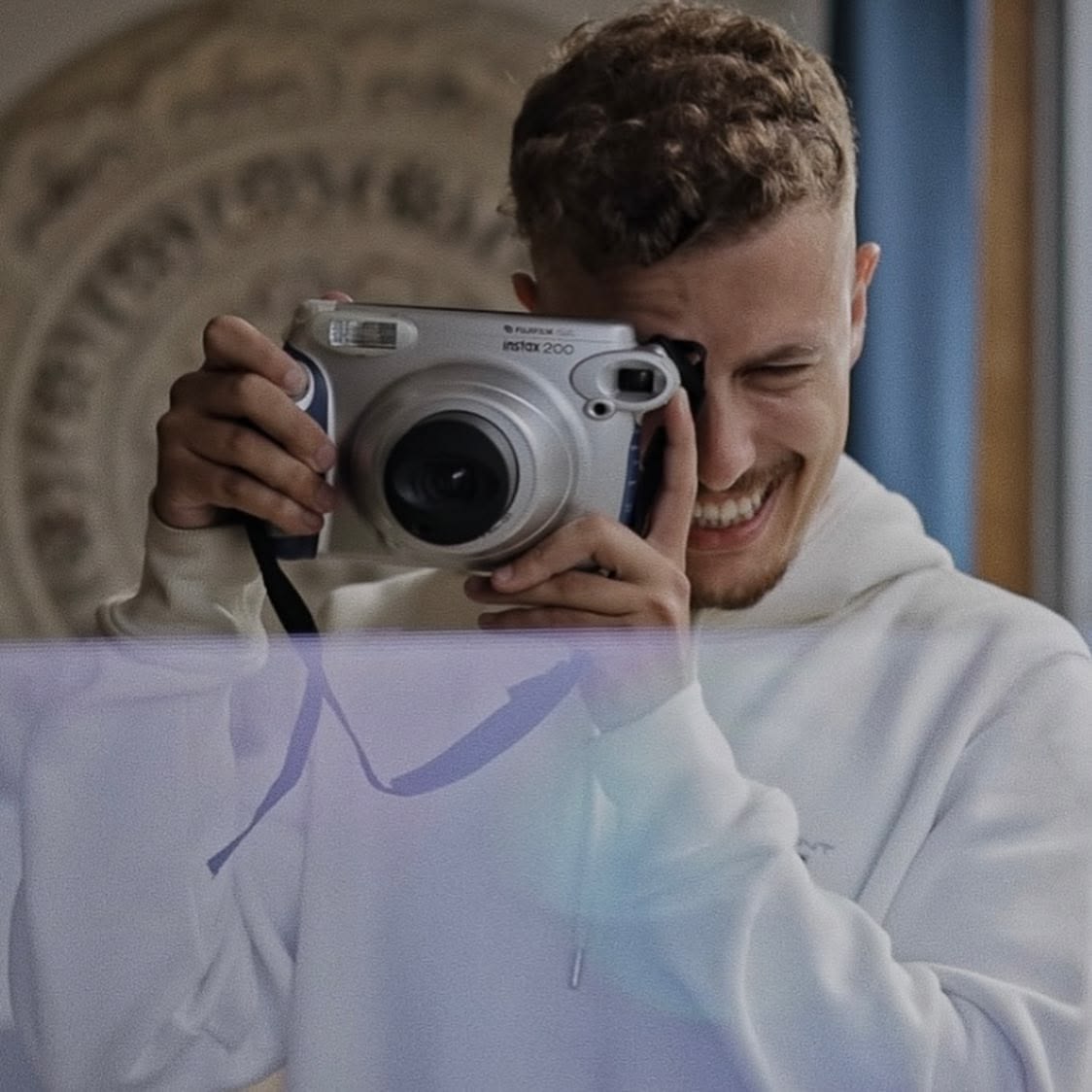 Pedro Paupério com câmara instantânea